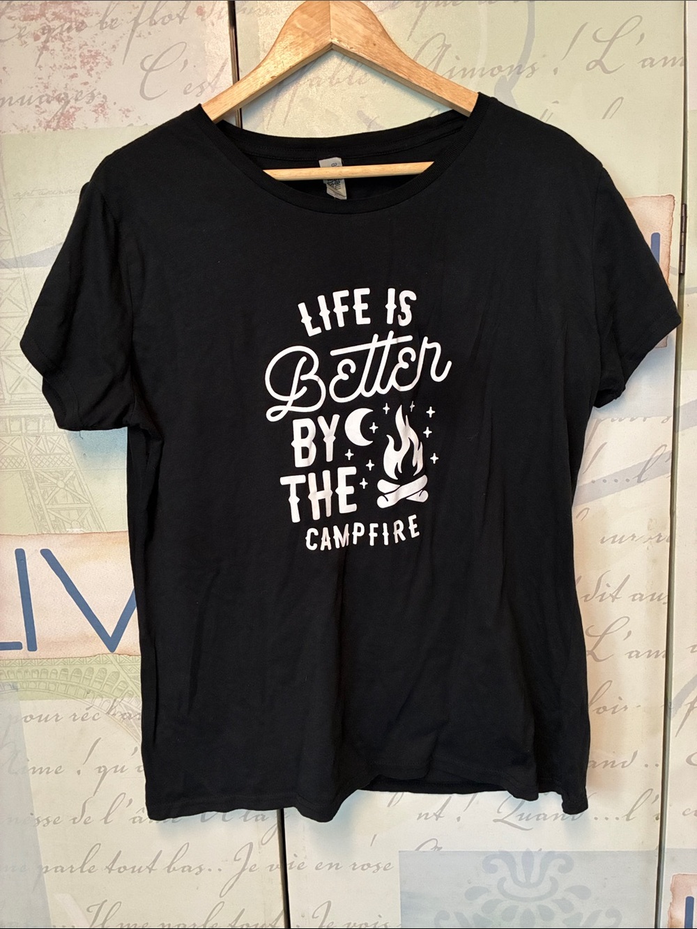 Black Graphic Tee "Life Is Better By The Campfire" SZ XL